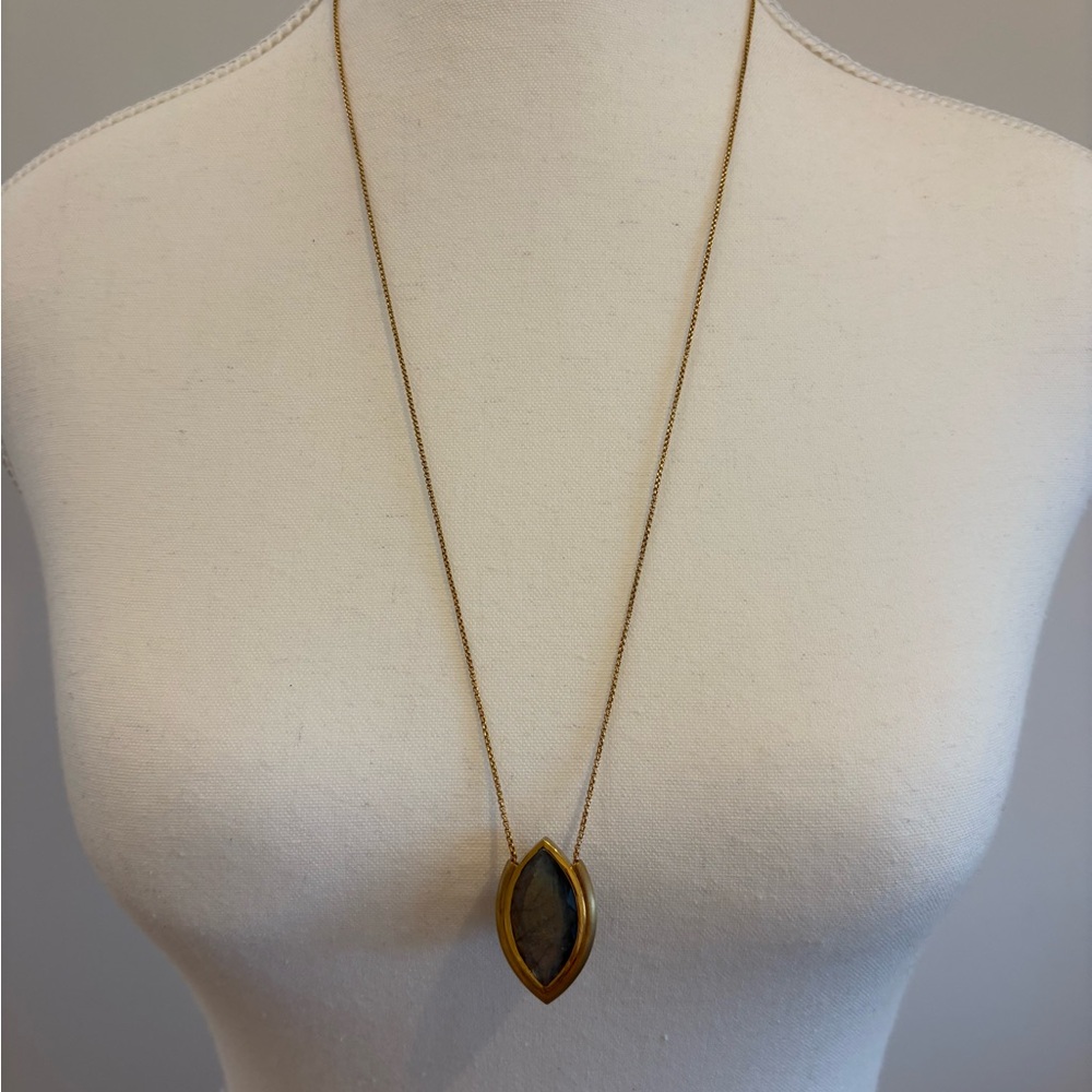 Elegant Gold and Black Pendant Necklace